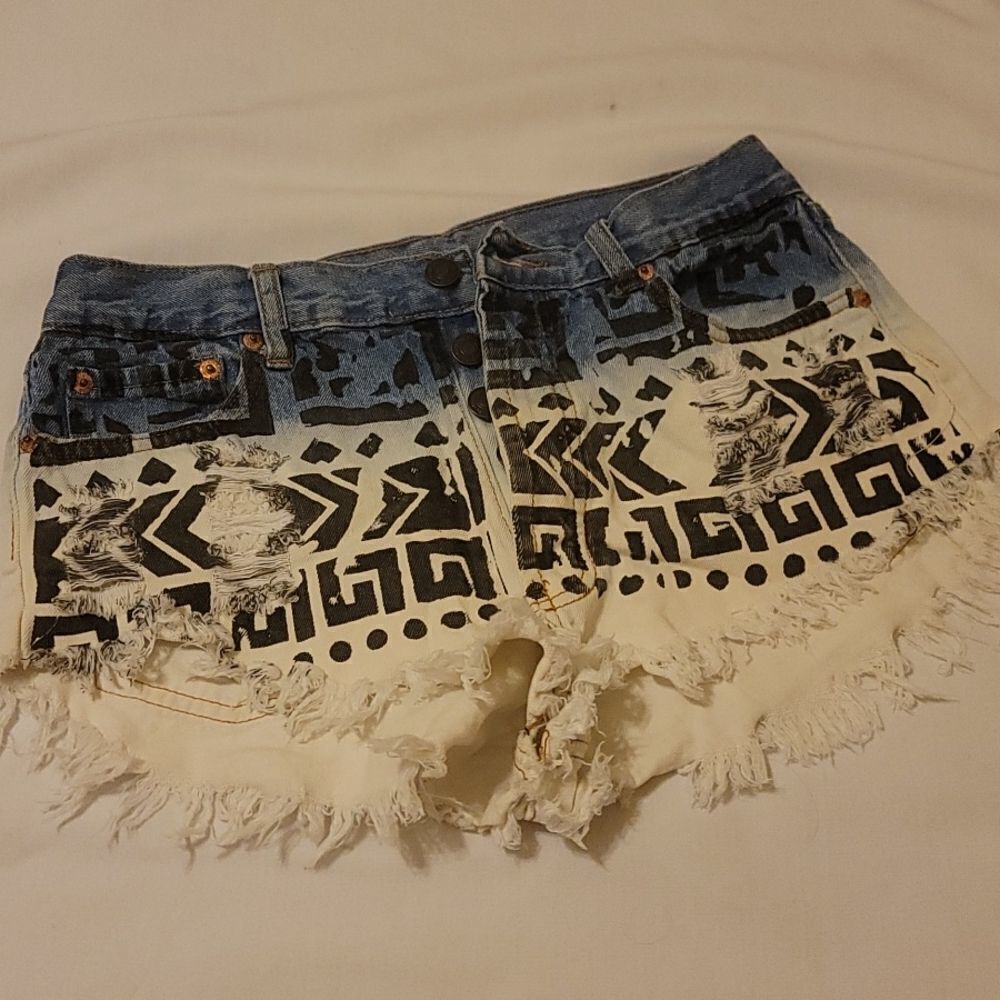 Signature 8 distressed denim shorts size medium